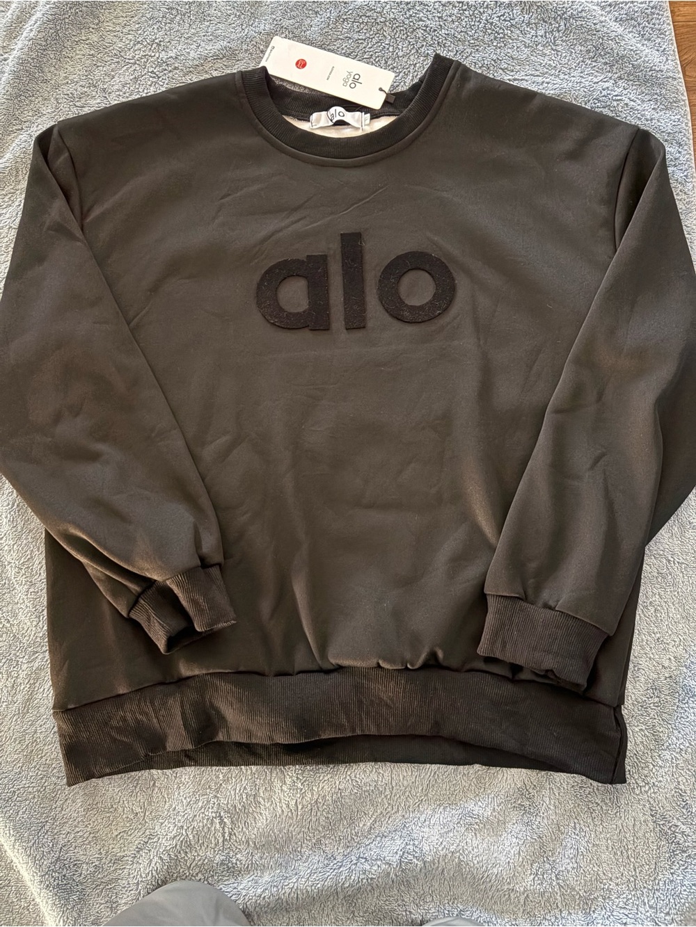 ALO Yoga Men’s Black Crewneck Sweatshirt with Raised Logo